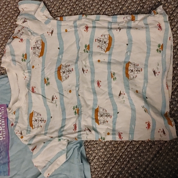 Boys Old Navy tee bundle 5T - Picture 2 of 5